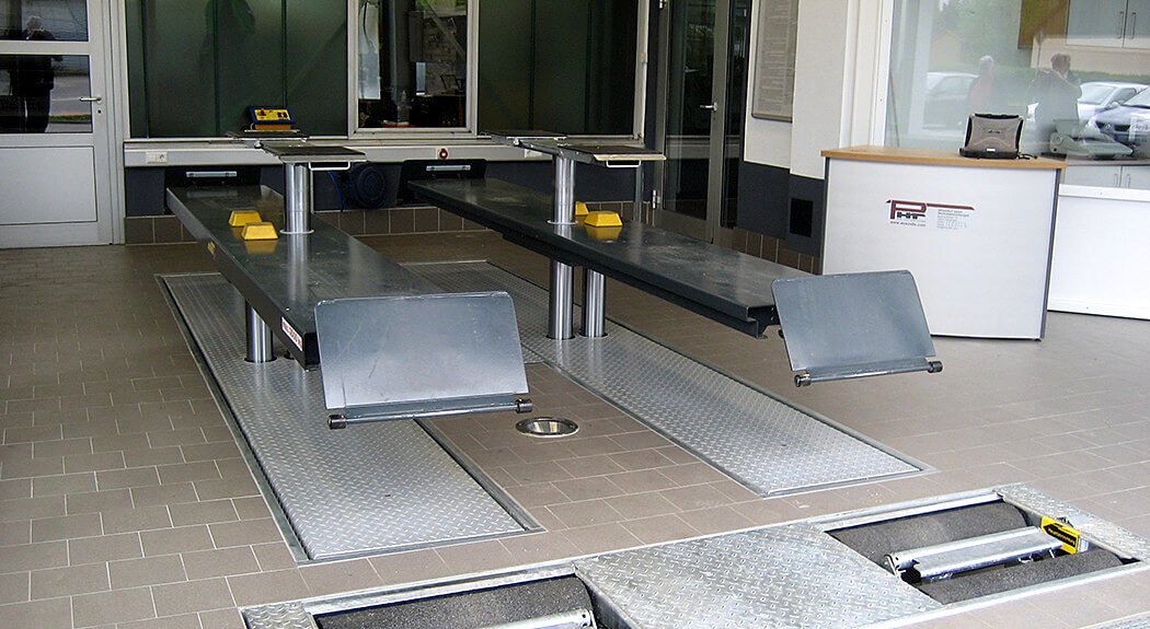 Dialogannahme mit Hebebühne und Bremsenprüfstand im Autohaus Hauser