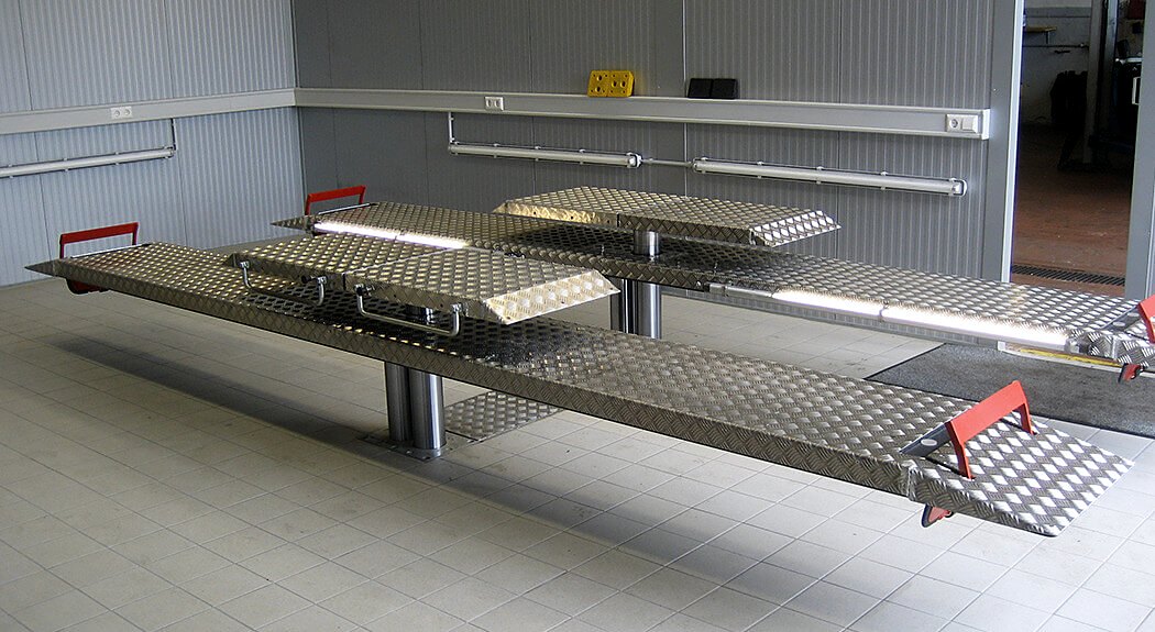 Hebebühne in der Dialogannahme des Autohauses Hils