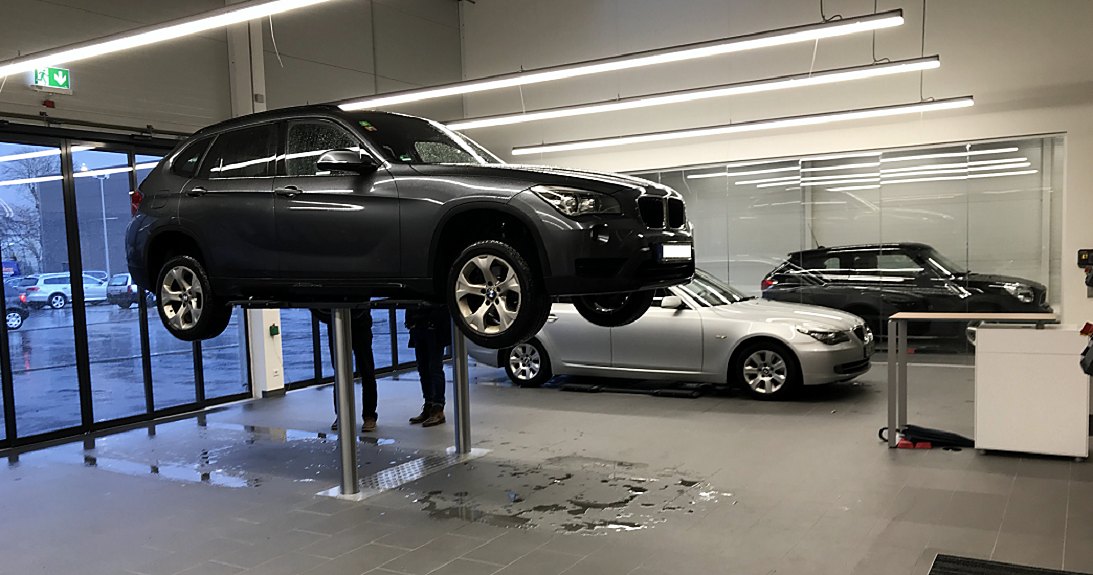 Fahrzeug auf Unterflur-Stempelbühne bei ahg BMW und Mini in Freiburg